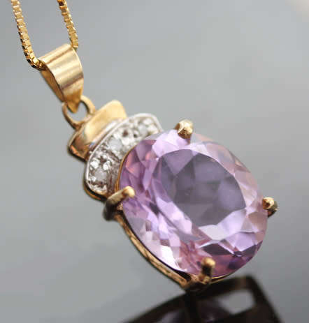 ELEGANT VINTAGE ENGLISH OVAL 4 carat AMETHYST AND DIAMOND 9CT YELLOW GOLD PENDANT AND CHAIN. 375