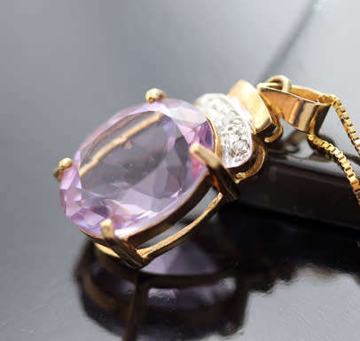 ELEGANT VINTAGE ENGLISH OVAL 4 carat AMETHYST AND DIAMOND 9CT YELLOW GOLD PENDANT AND CHAIN. 375