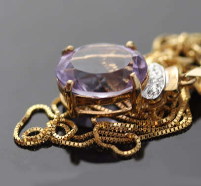 ELEGANT VINTAGE ENGLISH OVAL 4 carat AMETHYST AND DIAMOND 9CT YELLOW GOLD PENDANT AND CHAIN. 375