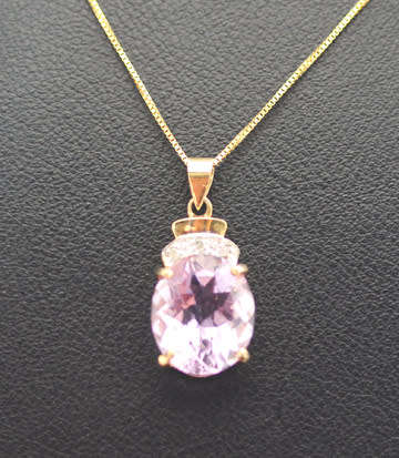 ELEGANT VINTAGE ENGLISH OVAL 4 carat AMETHYST AND DIAMOND 9CT YELLOW GOLD PENDANT AND CHAIN. 375