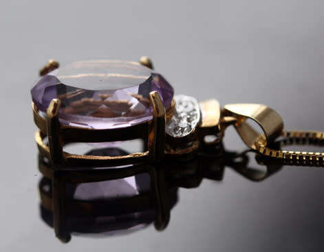 ELEGANT VINTAGE ENGLISH OVAL 4 carat AMETHYST AND DIAMOND 9CT YELLOW GOLD PENDANT AND CHAIN. 375