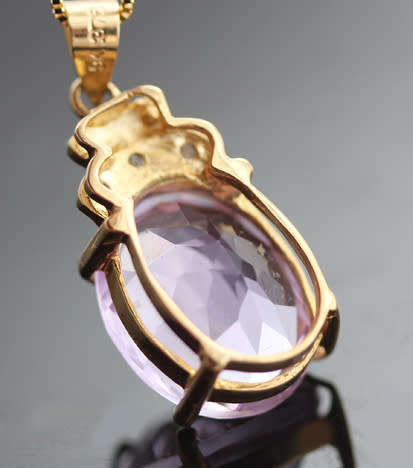 ELEGANT VINTAGE ENGLISH OVAL 4 carat AMETHYST AND DIAMOND 9CT YELLOW GOLD PENDANT AND CHAIN. 375