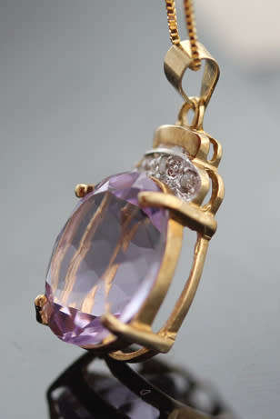 ELEGANT VINTAGE ENGLISH OVAL 4 carat AMETHYST AND DIAMOND 9CT YELLOW GOLD PENDANT AND CHAIN. 375