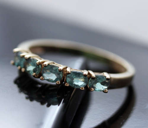 VINTAGE ENGLISH 9CT YELLOW GOLD HALF ETERNITY RING UNUSUAL AQUAMARINE COLOUR PERFECT STACKING RING