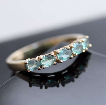 VINTAGE ENGLISH 9CT YELLOW GOLD HALF ETERNITY RING UNUSUAL AQUAMARINE COLOUR PERFECT STACKING RING