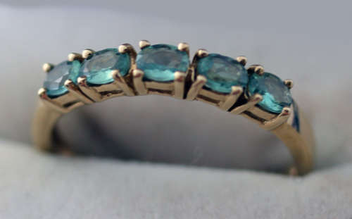 VINTAGE ENGLISH 9CT YELLOW GOLD HALF ETERNITY RING UNUSUAL AQUAMARINE COLOUR PERFECT STACKING RING