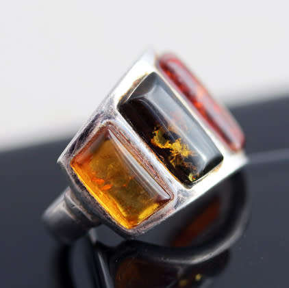 UNUSUAL GEOMETRIC BALTIC AMBER AND STERLING SILVER RING. RED, GREEN AND YELLOW AMBER! 925