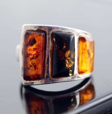 UNUSUAL GEOMETRIC BALTIC AMBER AND STERLING SILVER RING. RED, GREEN AND YELLOW AMBER! 925