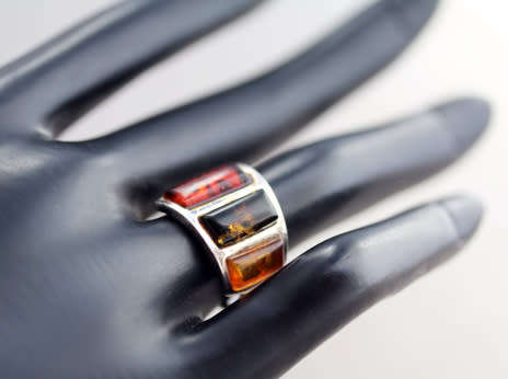 UNUSUAL GEOMETRIC BALTIC AMBER AND STERLING SILVER RING. RED, GREEN AND YELLOW AMBER! 925