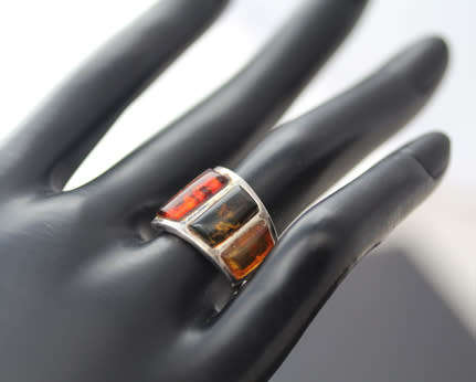 UNUSUAL GEOMETRIC BALTIC AMBER AND STERLING SILVER RING. RED, GREEN AND YELLOW AMBER! 925