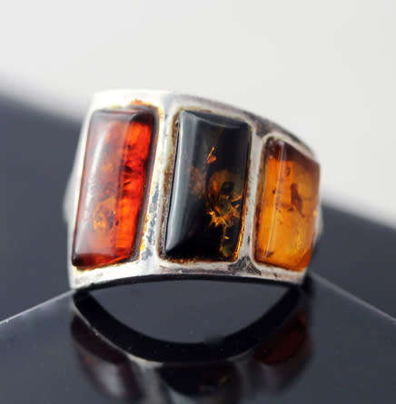UNUSUAL GEOMETRIC BALTIC AMBER AND STERLING SILVER RING. RED, GREEN AND YELLOW AMBER! 925