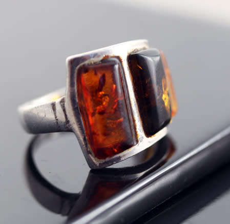 UNUSUAL GEOMETRIC BALTIC AMBER AND STERLING SILVER RING. RED, GREEN AND YELLOW AMBER! 925