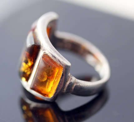 UNUSUAL GEOMETRIC BALTIC AMBER AND STERLING SILVER RING. RED, GREEN AND YELLOW AMBER! 925