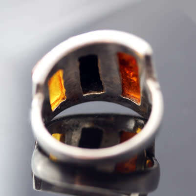UNUSUAL GEOMETRIC BALTIC AMBER AND STERLING SILVER RING. RED, GREEN AND YELLOW AMBER! 925