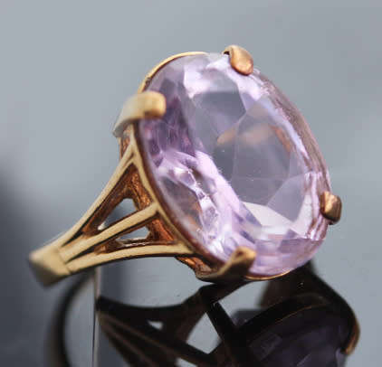 VINTAGE ENGLISH OVAL FACETED 7,4 carat SOLITAIRE AMETHYST 9CT YELLOW GOLD RING. LARGE! 375