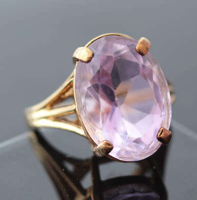 VINTAGE ENGLISH OVAL FACETED 7,4 carat SOLITAIRE AMETHYST 9CT YELLOW GOLD RING. LARGE! 375