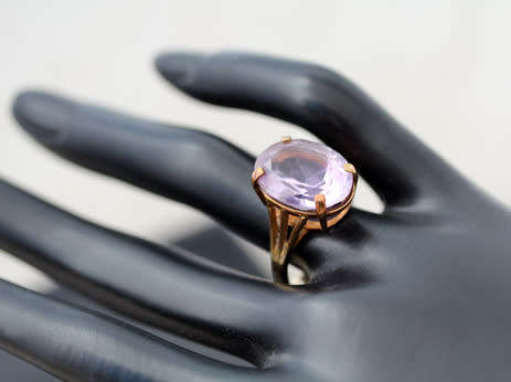 VINTAGE ENGLISH OVAL FACETED 7,4 carat SOLITAIRE AMETHYST 9CT YELLOW GOLD RING. LARGE! 375