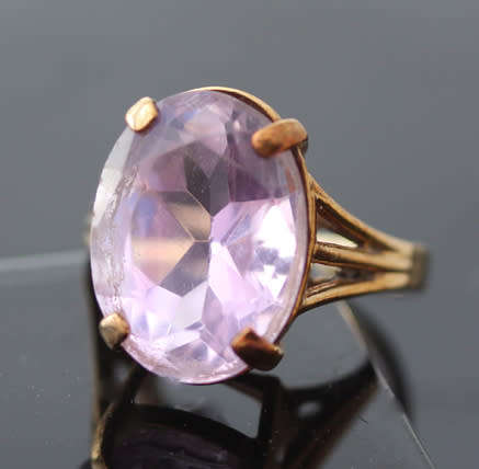VINTAGE ENGLISH OVAL FACETED 7,4 carat SOLITAIRE AMETHYST 9CT YELLOW GOLD RING. LARGE! 375