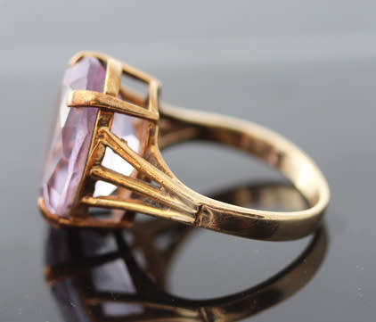 VINTAGE ENGLISH OVAL FACETED 7,4 carat SOLITAIRE AMETHYST 9CT YELLOW GOLD RING. LARGE! 375