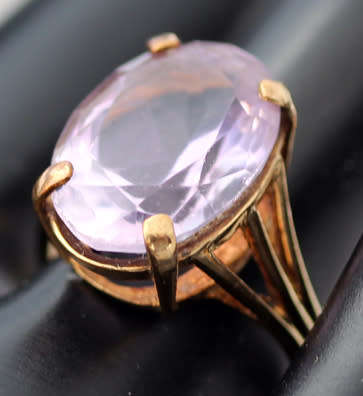VINTAGE ENGLISH OVAL FACETED 7,4 carat SOLITAIRE AMETHYST 9CT YELLOW GOLD RING. LARGE! 375