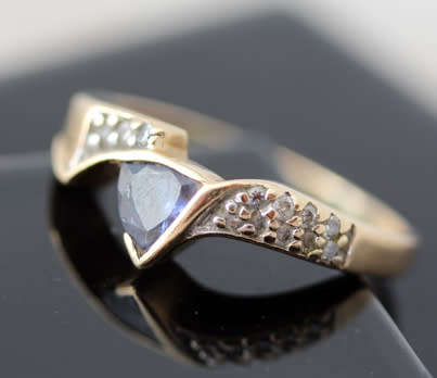 VINTAGE ART DECO DESIGN TRILLION CUT IOLITE AND DIAMOND 14CT YELLOW GOLD RING.