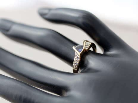 VINTAGE ART DECO DESIGN TRILLION CUT IOLITE AND DIAMOND 14CT YELLOW GOLD RING.