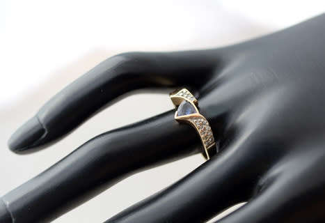 VINTAGE ART DECO DESIGN TRILLION CUT IOLITE AND DIAMOND 14CT YELLOW GOLD RING.