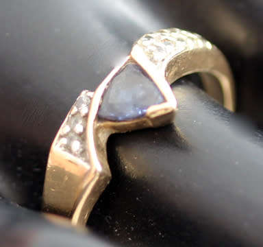 VINTAGE ART DECO DESIGN TRILLION CUT IOLITE AND DIAMOND 14CT YELLOW GOLD RING.