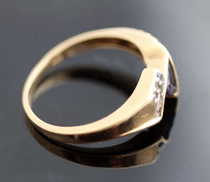VINTAGE ART DECO DESIGN TRILLION CUT IOLITE AND DIAMOND 14CT YELLOW GOLD RING.