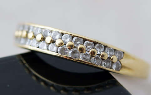 VINTAGE HALF ETERNITY 9CT YELLOW GOLD RING. VERY LARGE RING SIZE Z/half
