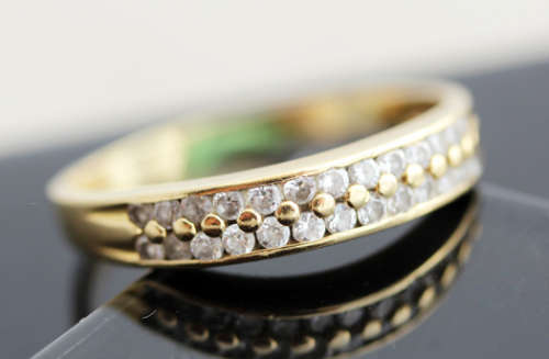 VINTAGE HALF ETERNITY 9CT YELLOW GOLD RING. VERY LARGE RING SIZE Z/half