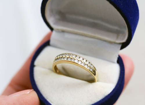 VINTAGE HALF ETERNITY 9CT YELLOW GOLD RING. VERY LARGE RING SIZE Z/half