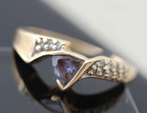 VINTAGE ART DECO DESIGN TRILLION CUT IOLITE AND DIAMOND 14CT YELLOW GOLD RING.