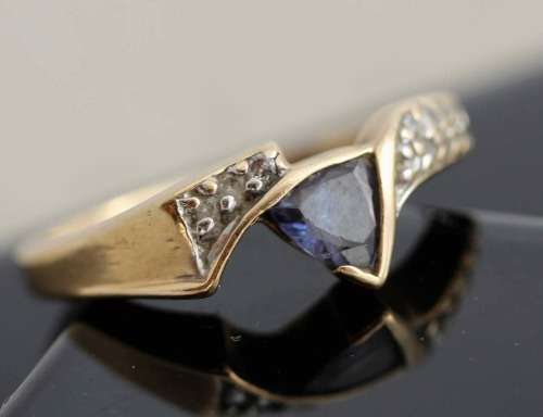 VINTAGE ART DECO DESIGN TRILLION CUT IOLITE AND DIAMOND 14CT YELLOW GOLD RING.