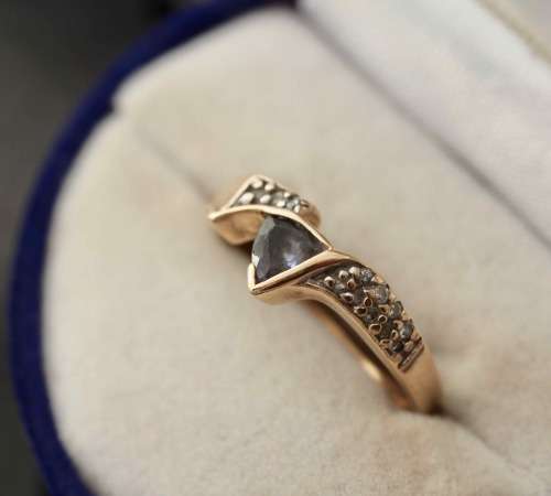 VINTAGE ART DECO DESIGN TRILLION CUT IOLITE AND DIAMOND 14CT YELLOW GOLD RING.