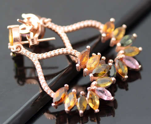 DANGLING NATURAL TOURMALINE EARRINGS IN ROSE GOLD-HUED STERLING SILVER. EARTHY COLOURS. 925