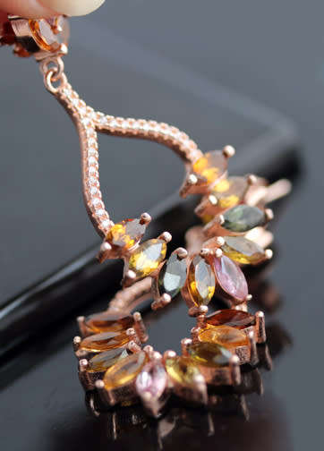 DANGLING NATURAL TOURMALINE EARRINGS IN ROSE GOLD-HUED STERLING SILVER. EARTHY COLOURS. 925