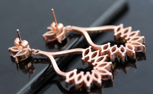 DANGLING NATURAL TOURMALINE EARRINGS IN ROSE GOLD-HUED STERLING SILVER. EARTHY COLOURS. 925