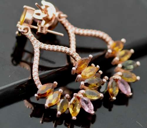 DANGLING NATURAL TOURMALINE EARRINGS IN ROSE GOLD-HUED STERLING SILVER. EARTHY COLOURS. 925