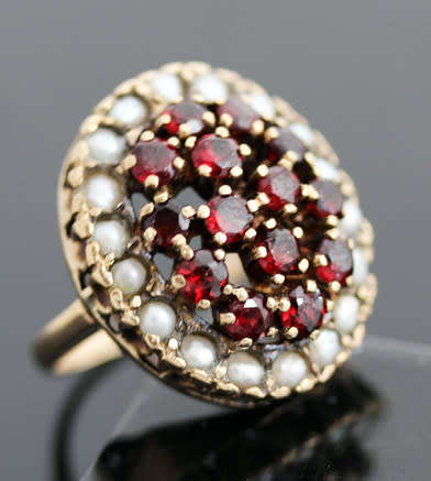 VINTAGE LARGE GARNET & SEED PEARL RING IN 9CT YELLOW GOLD *JEWELLER CERTIFIED AT R17'000* 9,08 grams