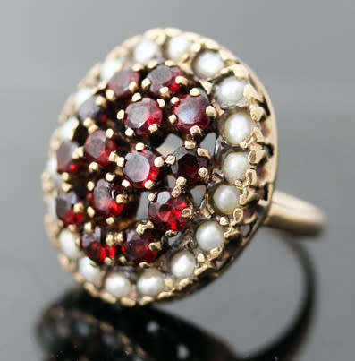 VINTAGE LARGE GARNET & SEED PEARL RING IN 9CT YELLOW GOLD *JEWELLER CERTIFIED AT R17'000* 9,08 grams