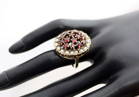 VINTAGE LARGE GARNET & SEED PEARL RING IN 9CT YELLOW GOLD *JEWELLER CERTIFIED AT R17'000* 9,08 grams