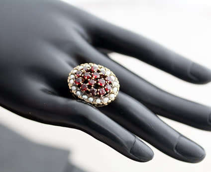VINTAGE LARGE GARNET & SEED PEARL RING IN 9CT YELLOW GOLD *JEWELLER CERTIFIED AT R17'000* 9,08 grams