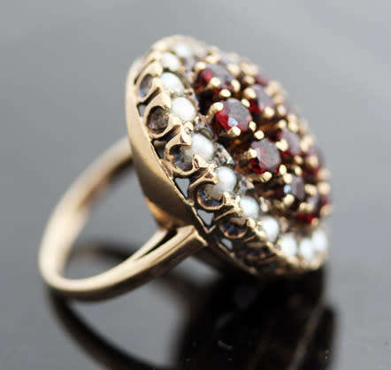 VINTAGE LARGE GARNET & SEED PEARL RING IN 9CT YELLOW GOLD *JEWELLER CERTIFIED AT R17'000* 9,08 grams
