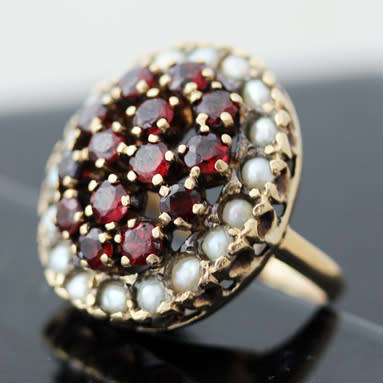 VINTAGE LARGE GARNET & SEED PEARL RING IN 9CT YELLOW GOLD *JEWELLER CERTIFIED AT R17'000* 9,08 grams