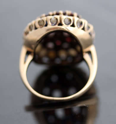 VINTAGE LARGE GARNET & SEED PEARL RING IN 9CT YELLOW GOLD *JEWELLER CERTIFIED AT R17'000* 9,08 grams