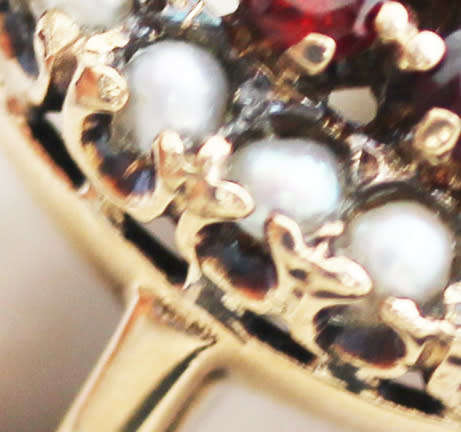 VINTAGE LARGE GARNET & SEED PEARL RING IN 9CT YELLOW GOLD *JEWELLER CERTIFIED AT R17'000* 9,08 grams