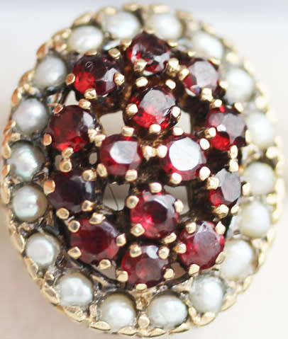 VINTAGE LARGE GARNET & SEED PEARL RING IN 9CT YELLOW GOLD *JEWELLER CERTIFIED AT R17'000* 9,08 grams