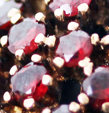 VINTAGE LARGE GARNET & SEED PEARL RING IN 9CT YELLOW GOLD *JEWELLER CERTIFIED AT R17'000* 9,08 grams