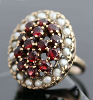 VINTAGE LARGE GARNET & SEED PEARL RING IN 9CT YELLOW GOLD *JEWELLER CERTIFIED AT R17'000* 9,08 grams
